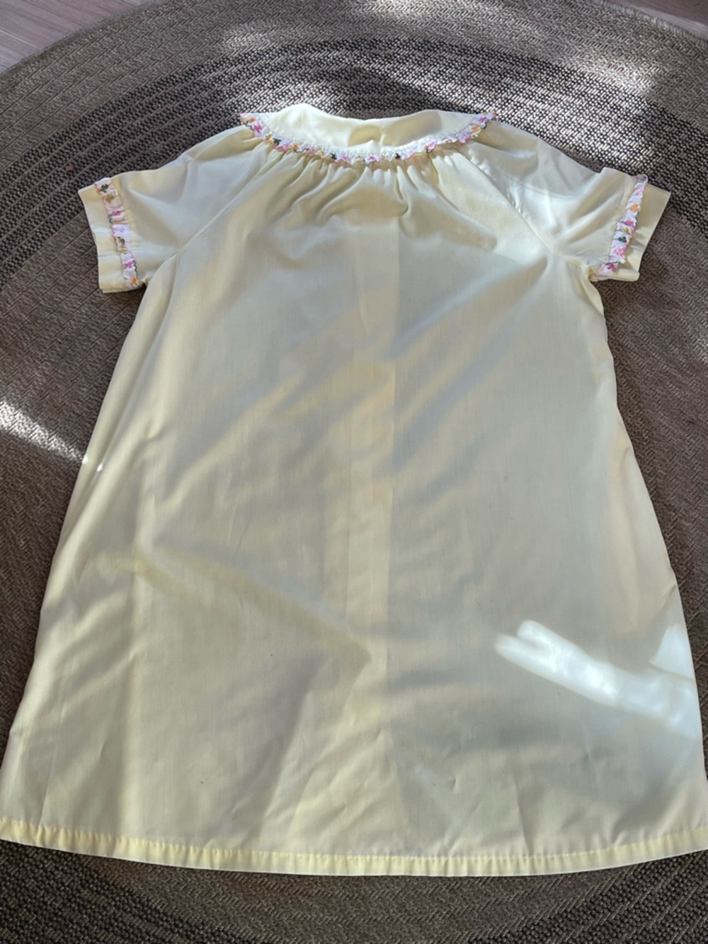 1960s vintage Light yellow snap front house dress with floral embroidery trim - Picture 10 of 12